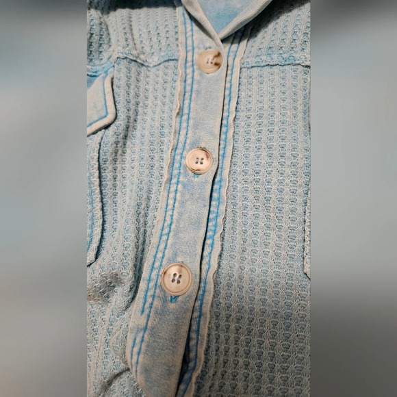 ILLA ILLA soft waffleknit mineral washed button up short sleeve top. Aqua. Small - Picture 6 of 10